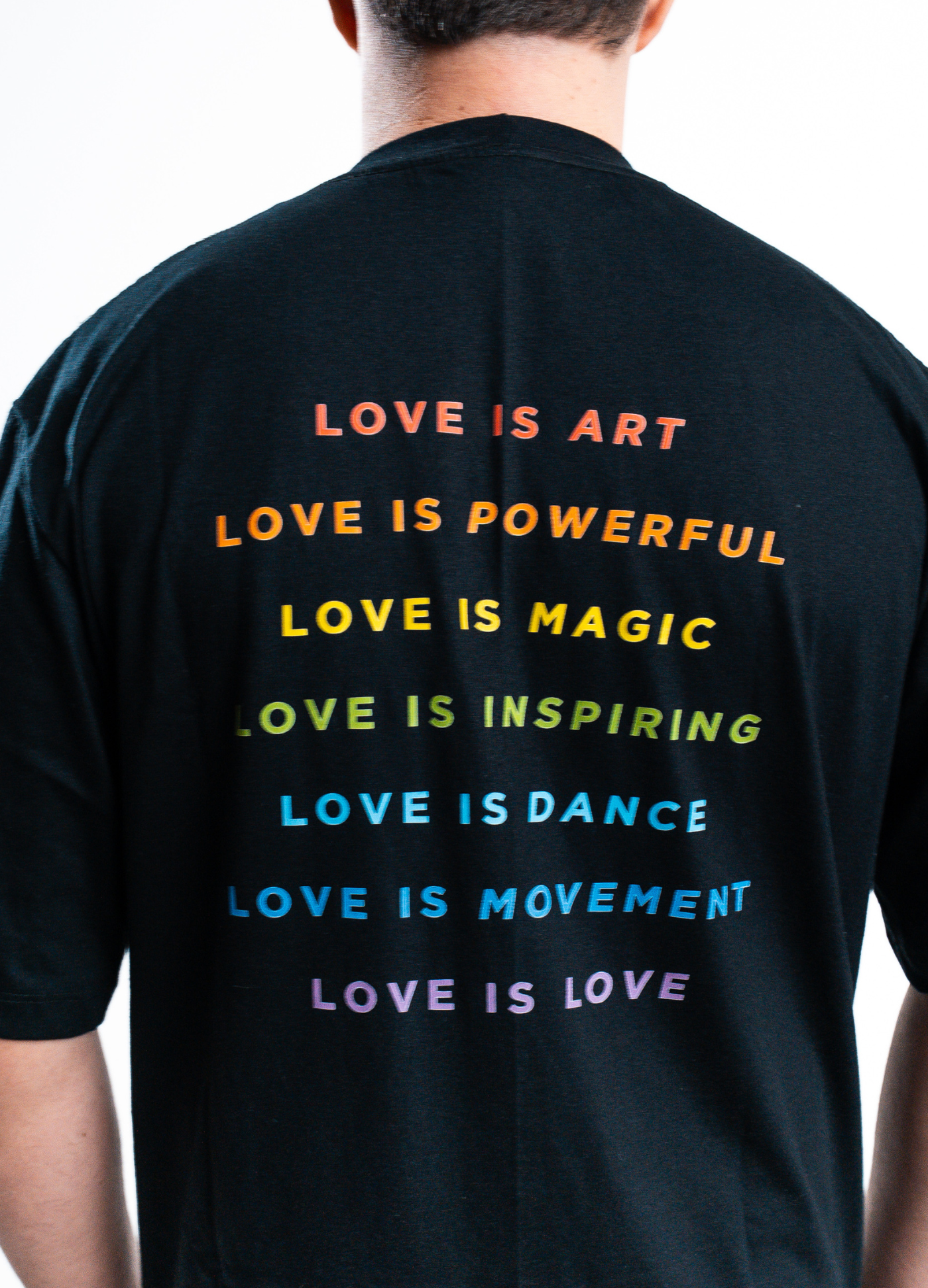 Camiseta Oversized Love Is - Rainbow-Vestuário-Capezio-Brasil