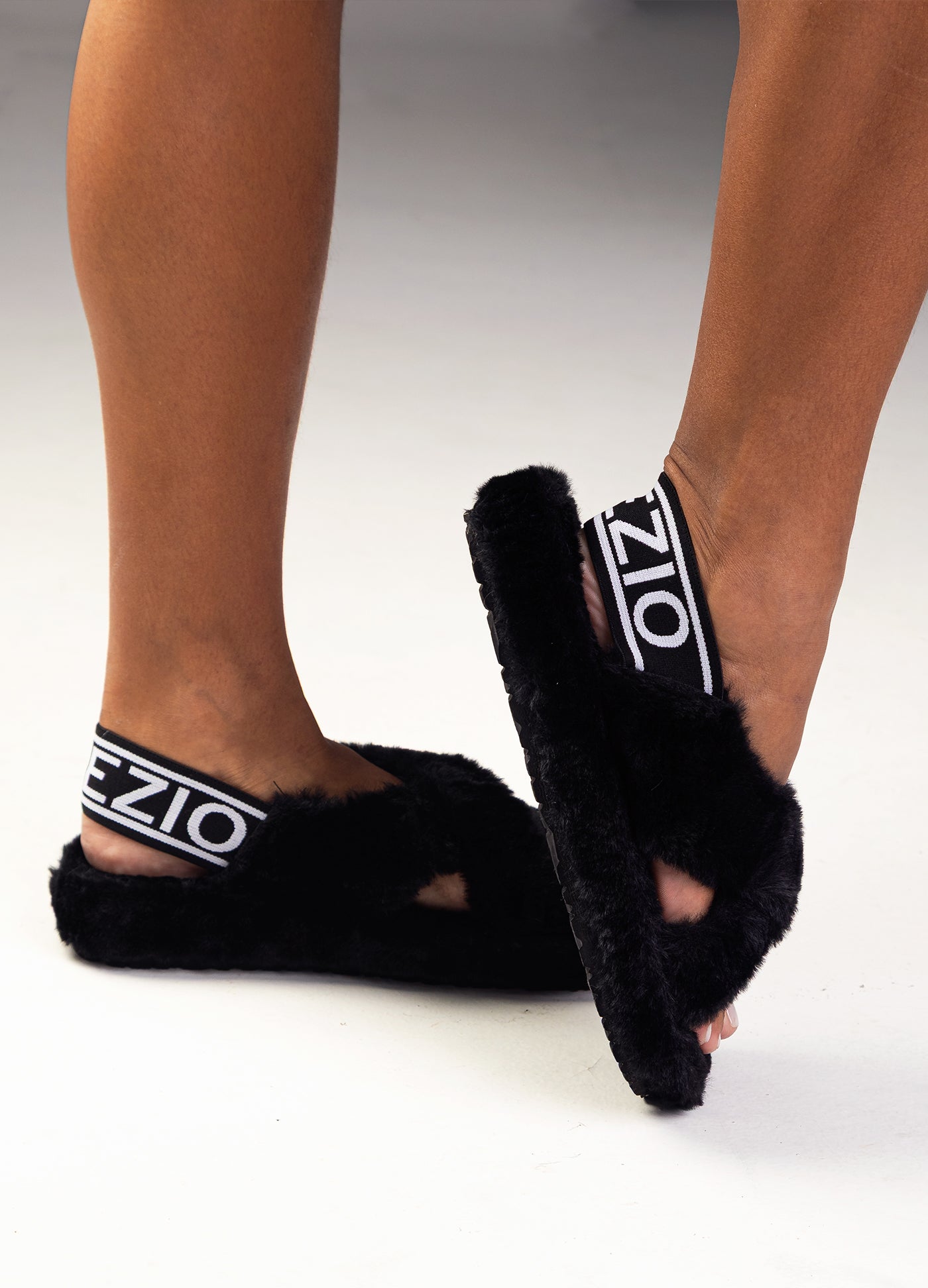 Plush Slipper - Preto-FORVM COMERCIO EXTERIOR LTDA EPP-Capezio Brazil